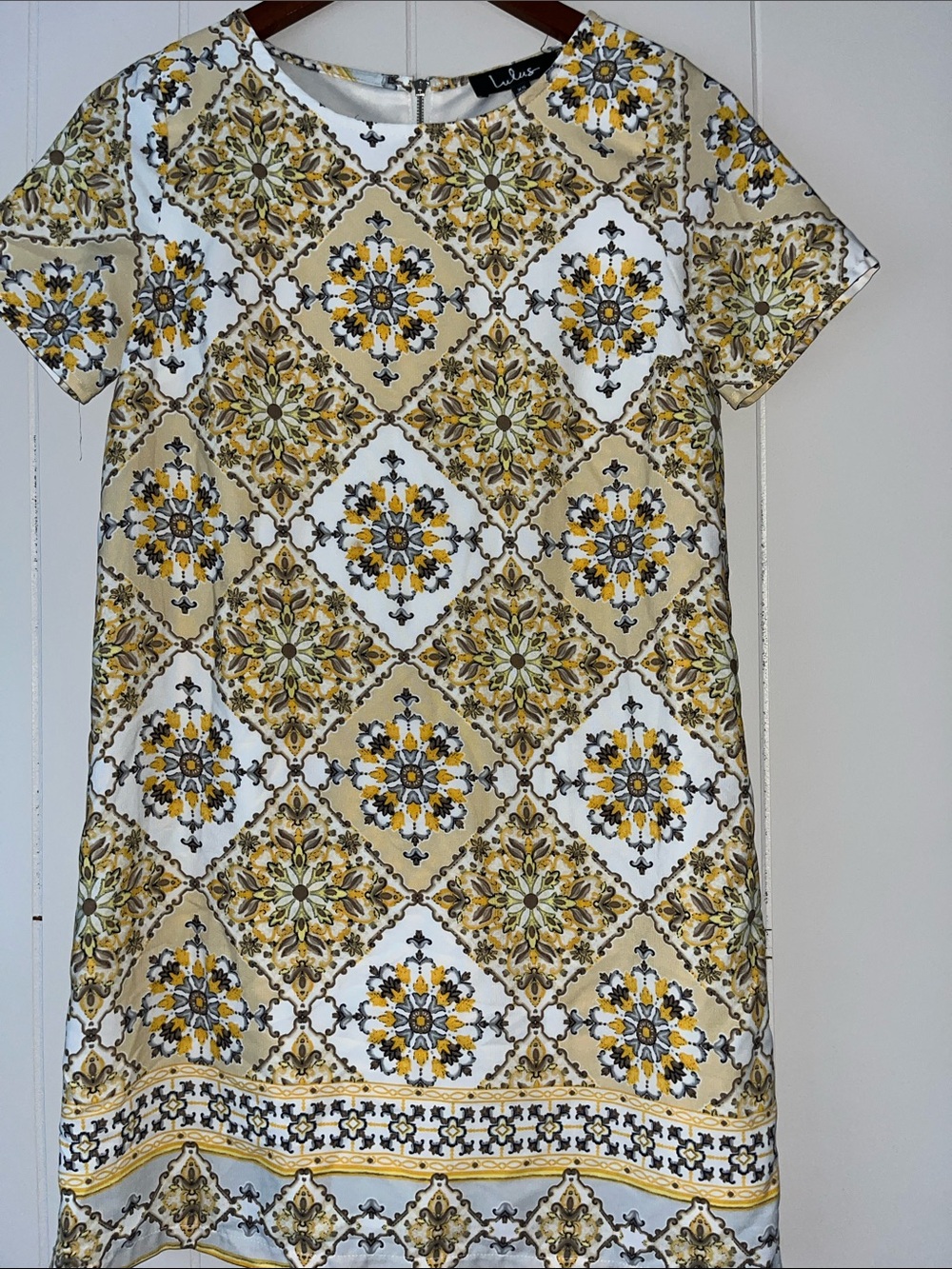 Lulus Tile Print Short Sleeve Shift Dress - White & Yellow